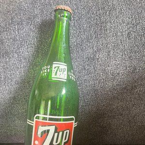 Vintage 12oz 7 up bottle with cap